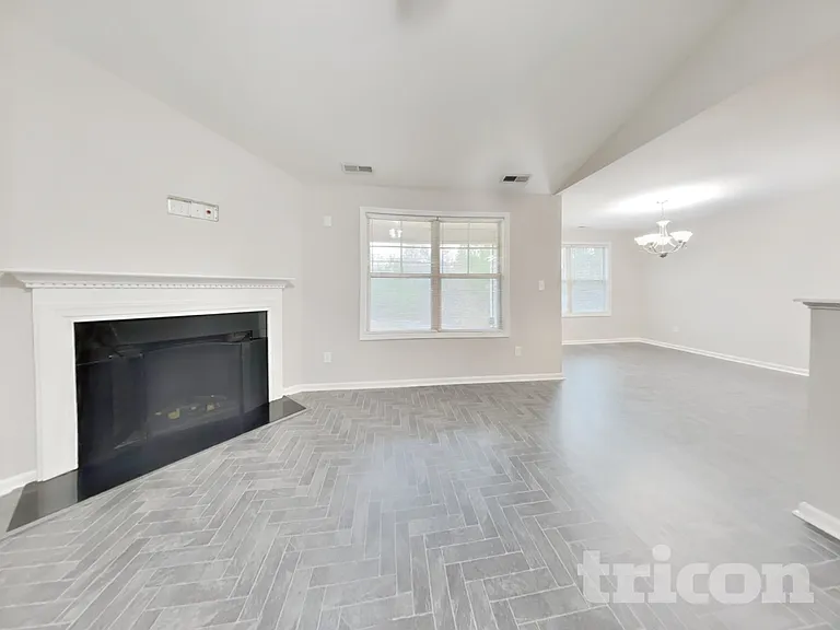 295 New Castle Ln — Photo 4
