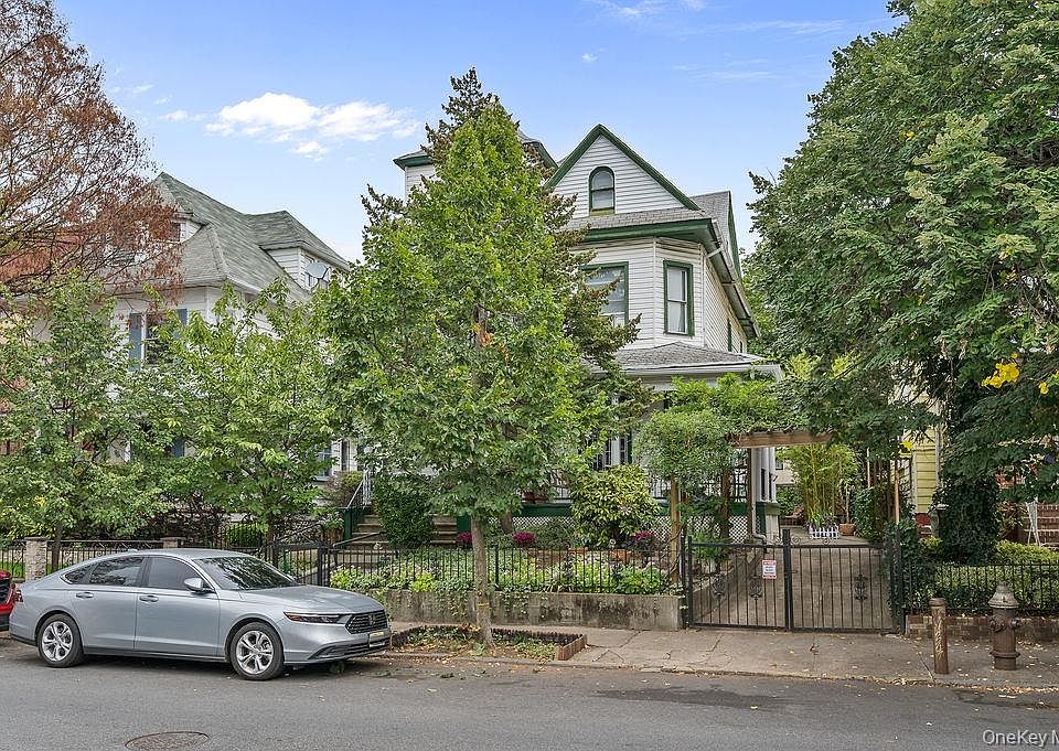 1st image of 455 E 28th Street