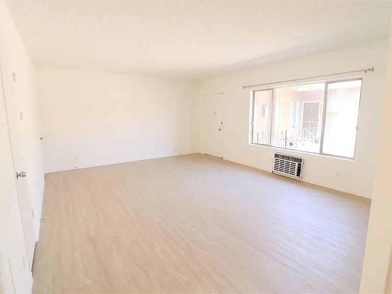 2 Weeks Free! Remodeled 1-Bedroom — Photo 21