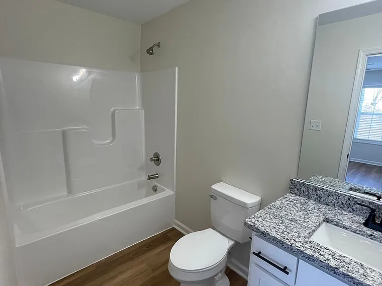 923 W 9th St — Photo 14