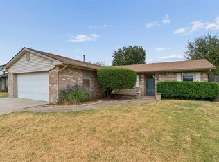 1353 W Cedarbrook Ln, Moore, OK 73170