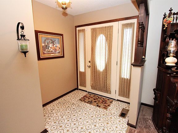 2nd image of 8881 Valley Circle Dr