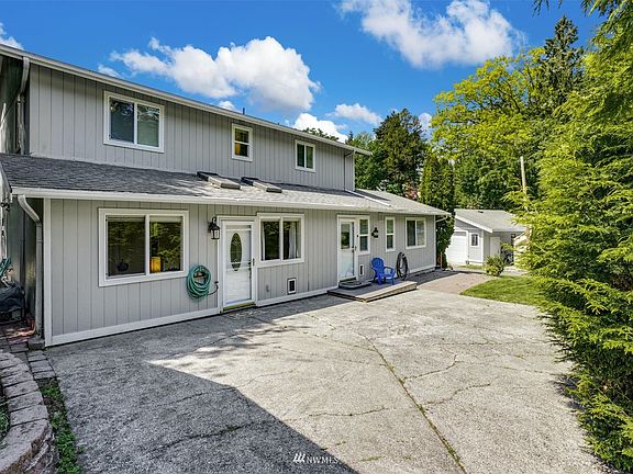 lSeparate entry doors>