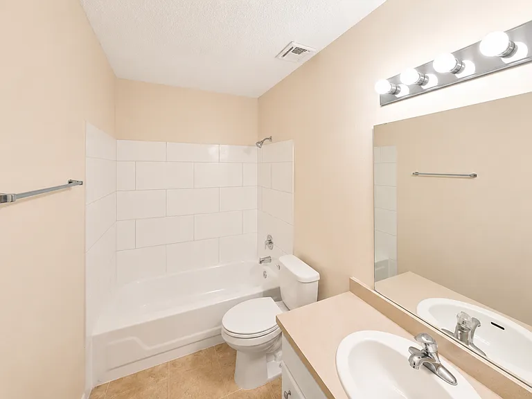 720 NE 30th Ave #H — Photo 7
