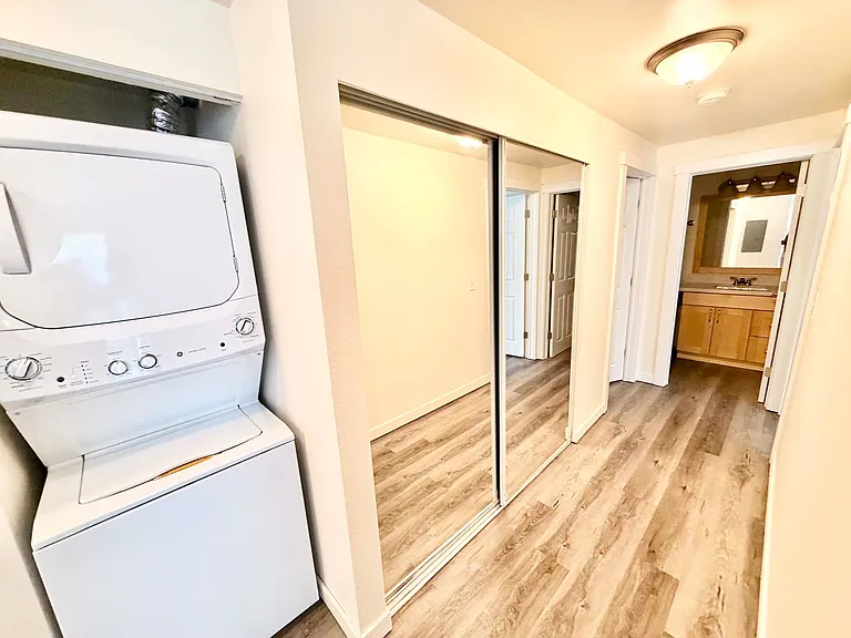 2839 Thorndyke Ave W — Photo 29