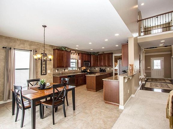 3rd image of 3205 Vinson Dr