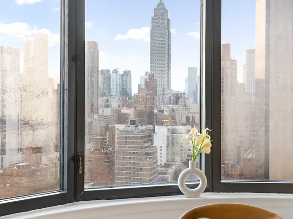 330 East 38th Street 27A image 2 of 6