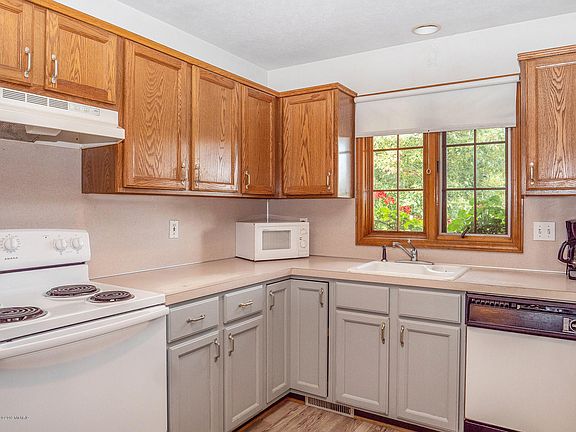 3rd image of 853 Harvest Dr