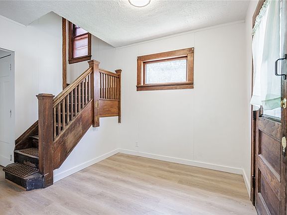 2nd image of 124 Murray St