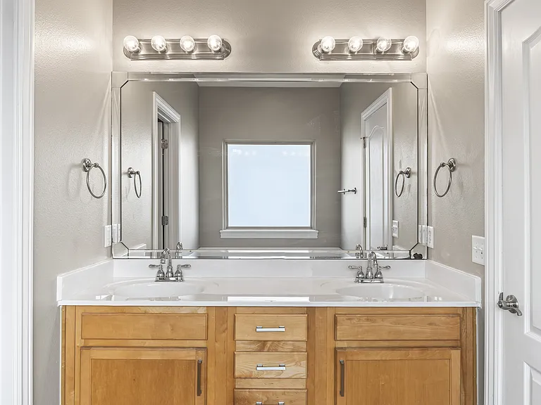 1501 NE Dysart Woods Ln — Photo 14