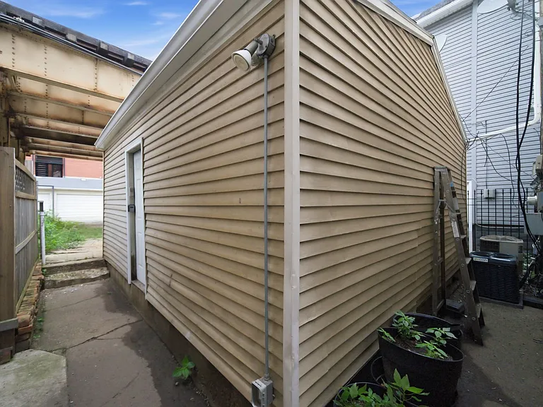 2728 N Wilton Ave — Photo 12