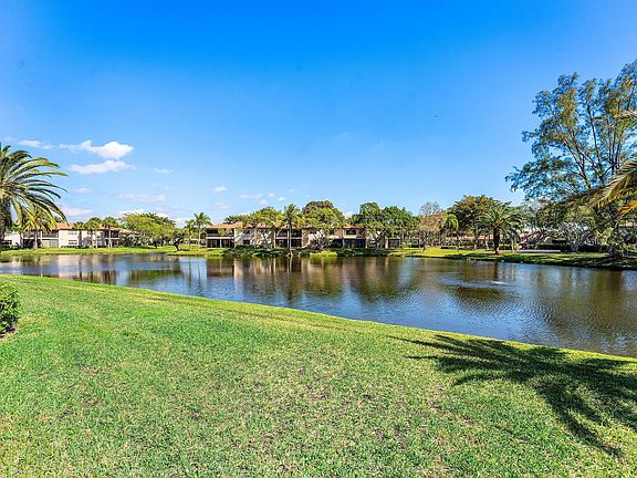 3rd image of 9283 VISTA DEL LAGO #G