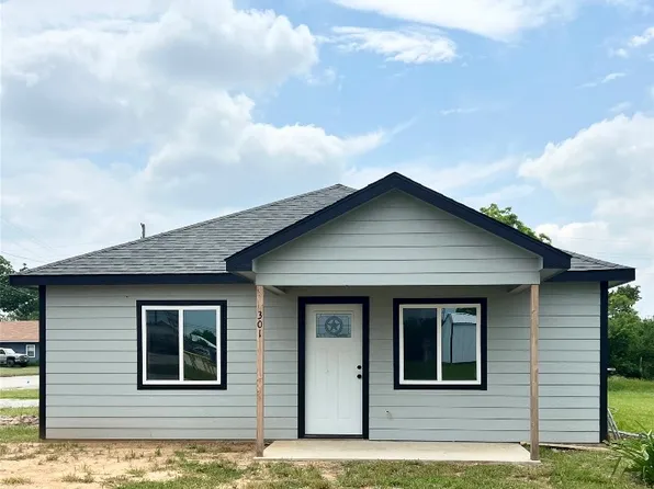 301 Ussery St, Bowie, TX 76230