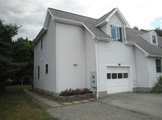 14 Grandmour Dr, Red Hook, NY 12571