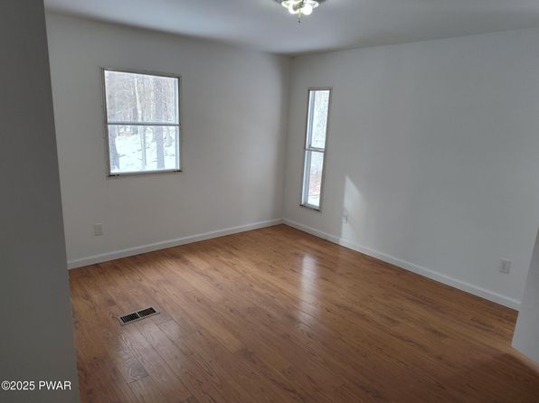 136 Happy Hollow Dr, Shohola, PA 18458