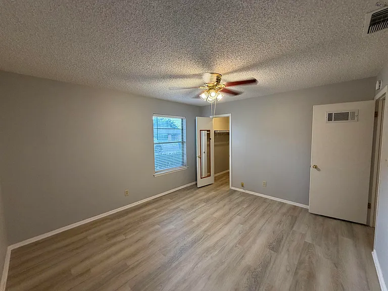 4836 Lovers Ln — Photo 10