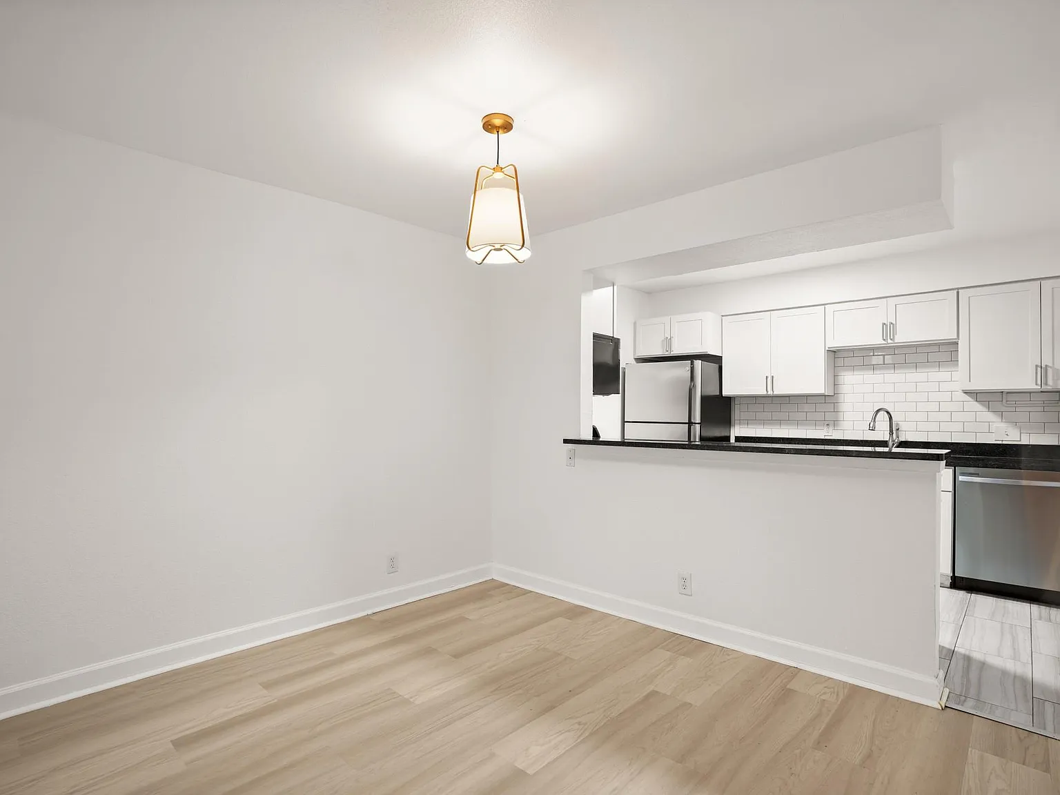 2 bed, 1.0 bath, 928 sqft, $2,075 — Photo 2