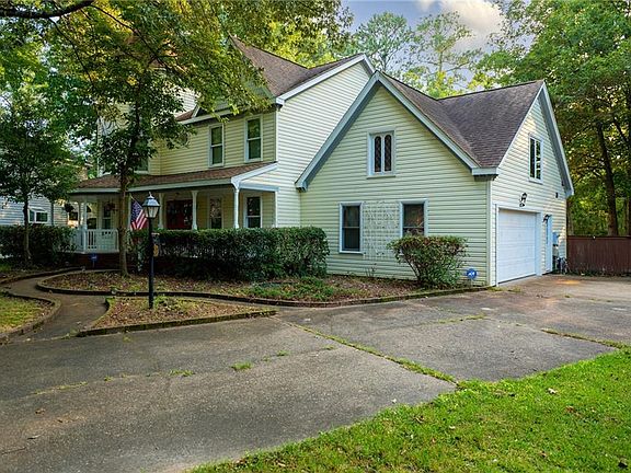 3rd image of 302 Honey Locust Way