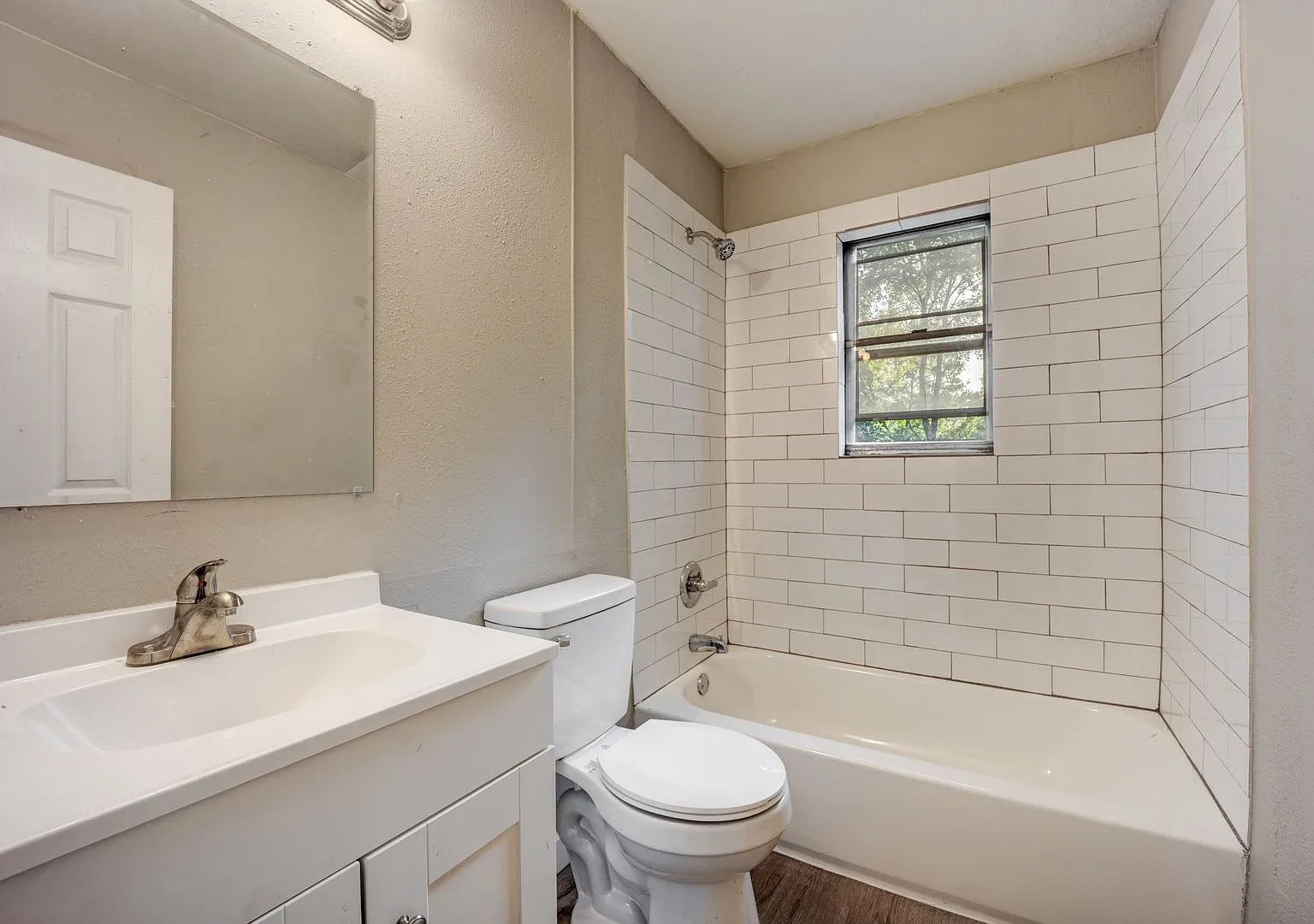 Free Month Rent! Freshly Updated 3 Bedroom House — Photo 4