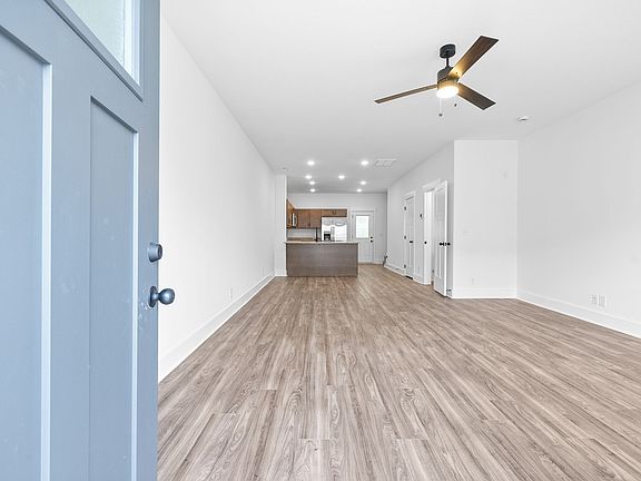 2nd image of 305 Front Ridge Cir