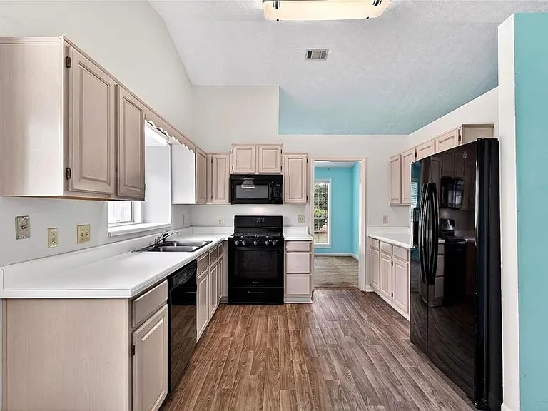 4502 Legend Hollow Ln — Photo 10