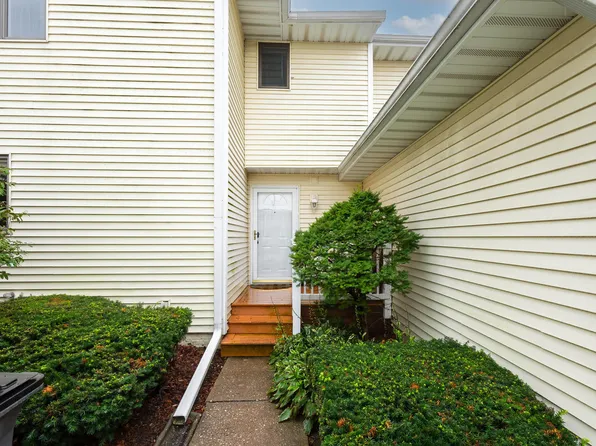 3169 Willowwood Dr, Bettendorf, IA 52722