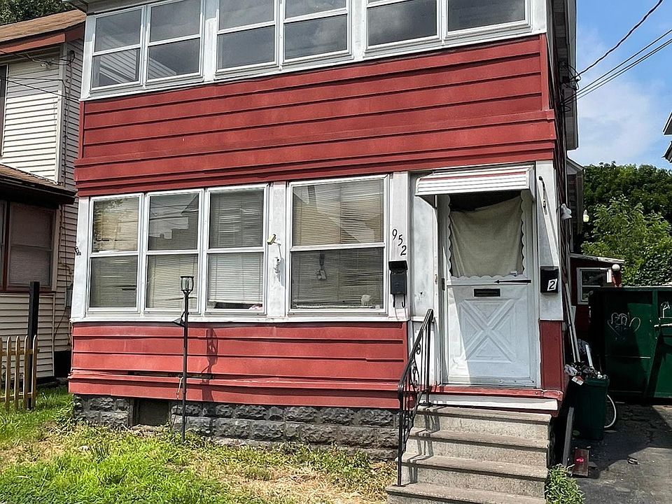 1st image of 952 Emerson Ave #1