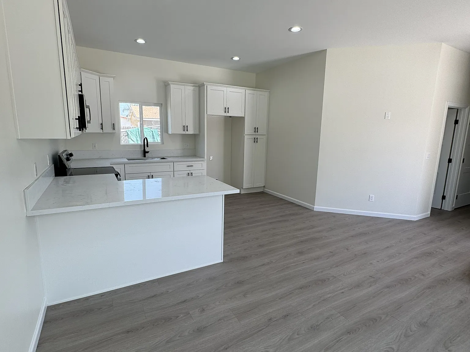 3 bed, 987 sqft, $3,250 — Photo 3
