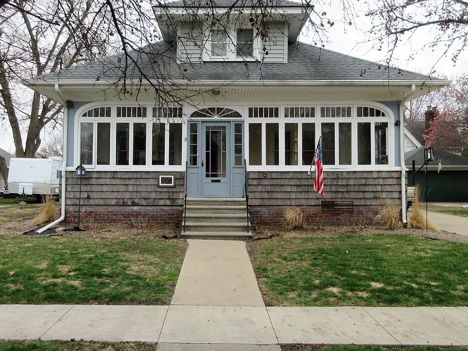 1st image of 908 C Ave E