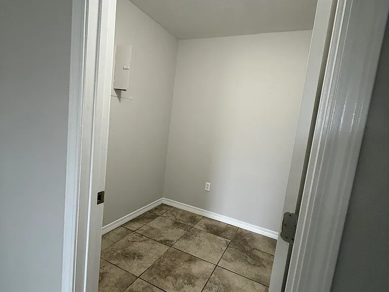 98 Russell Blvd — Photo 5