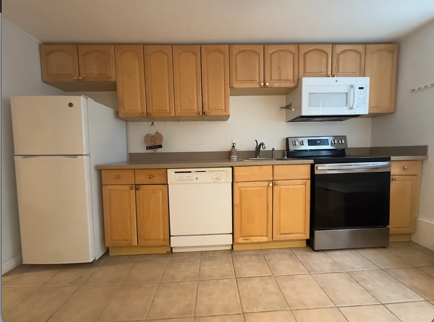 Spacious 2 Bed Condo In Chestnut Village Available For Rent NOW! — Photo 3
