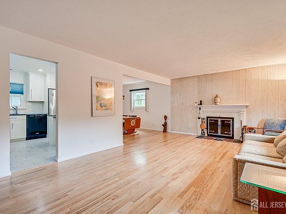 5th image of 77 Woodside Ave