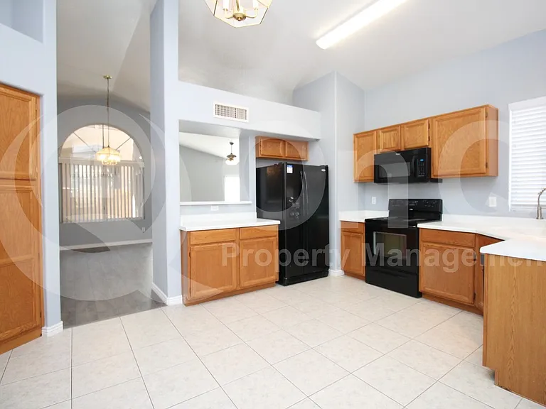 815 W Silver Creek Rd — Photo 4