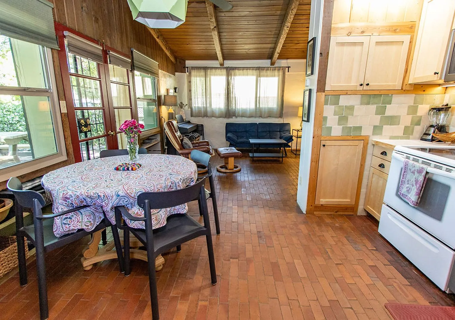 Temporary, Furnished Rental! — Photo 3