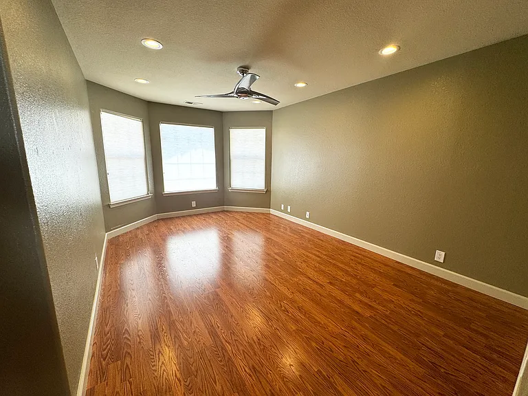 909 Saint Ann Dr — Photo 7