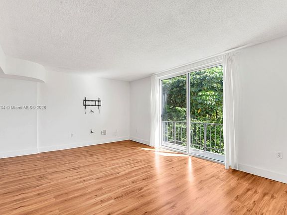 4th image of 1655 NE 115th St APT 40-B
