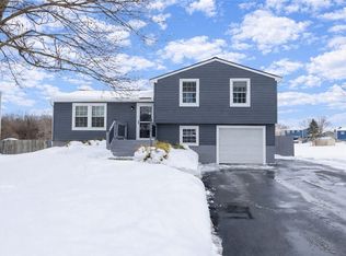 5722 Dalton Dr, Farmington, NY 14425