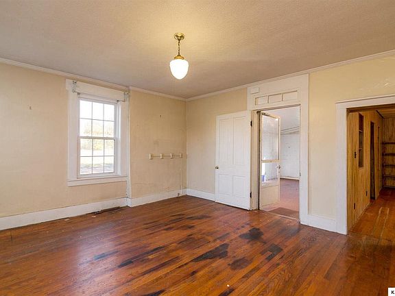 3rd image of 606 N Main St