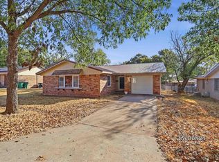212 N Rodgers St, Henrietta, TX 76365
