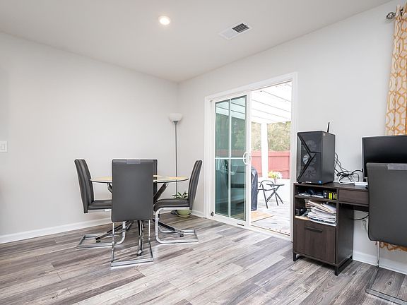 5th image of 105 Portchester Ln