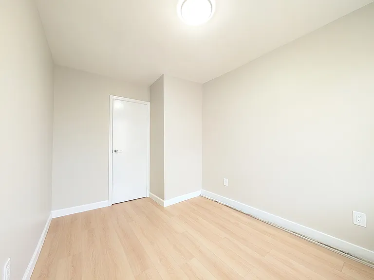 22 Somme St #3 — Photo 4