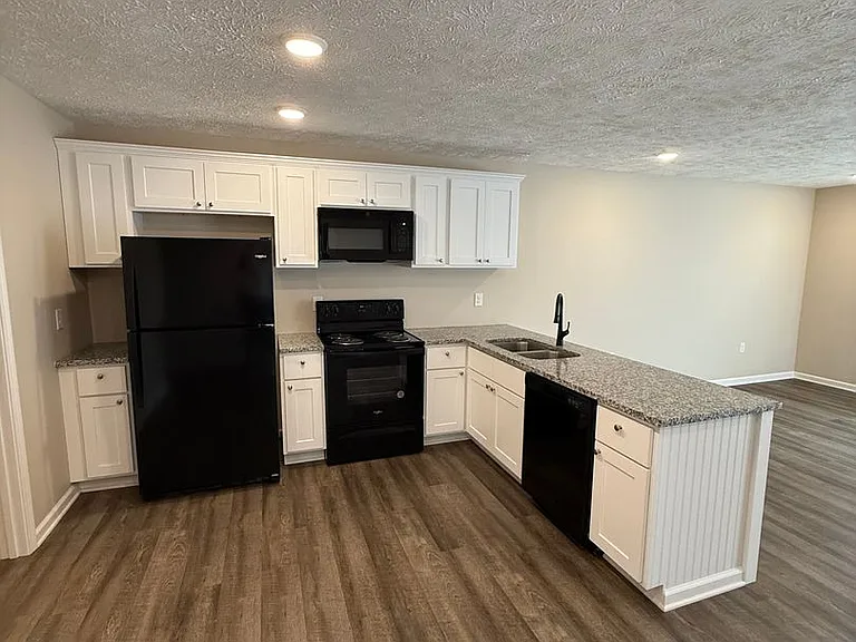 100 Crestview Dr — Photo 4