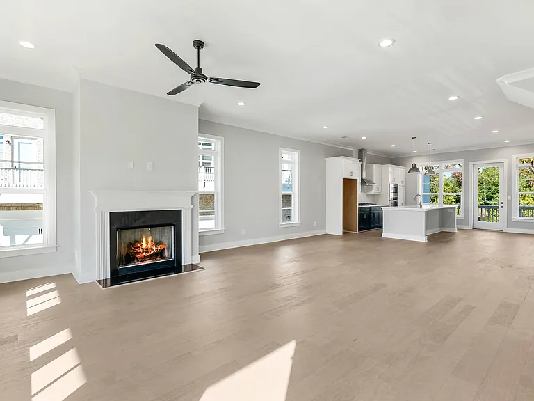 2035 Parkside Ln — Photo 6
