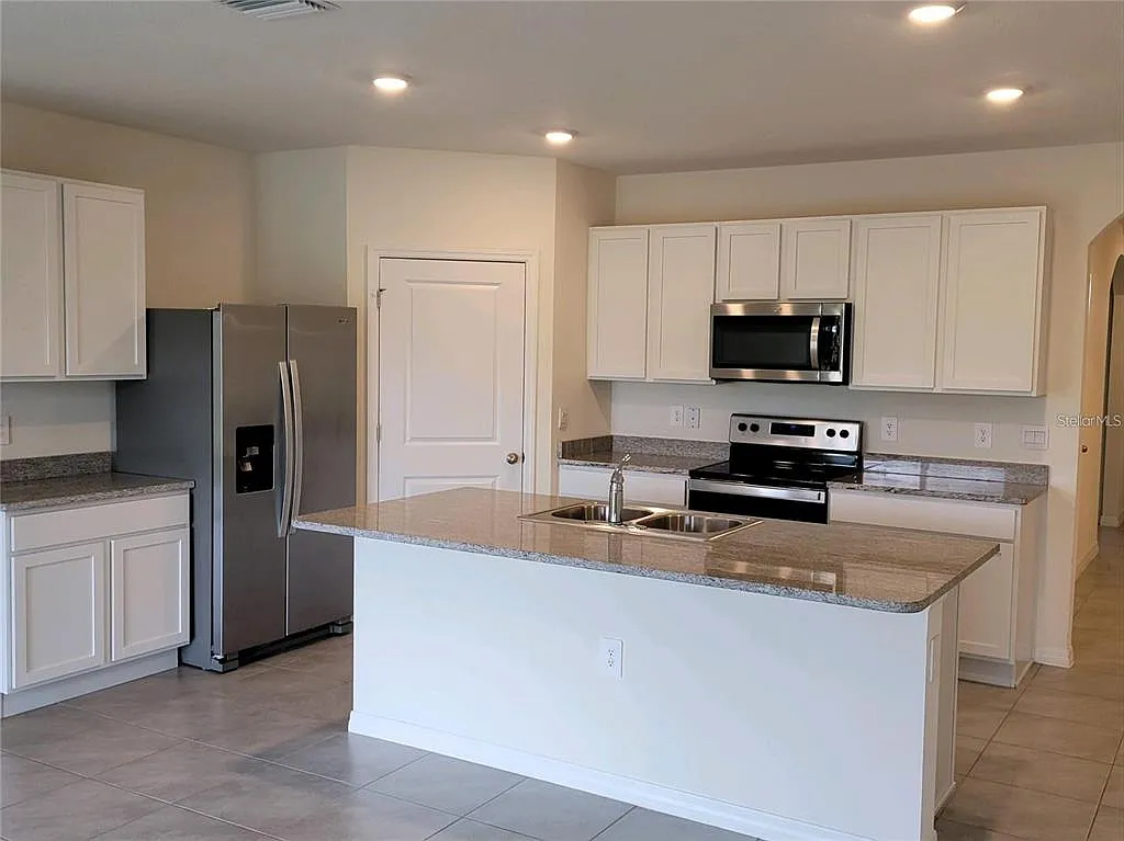4 bed, 2.0 bath, 2045 sqft, $2,595 — Photo 2