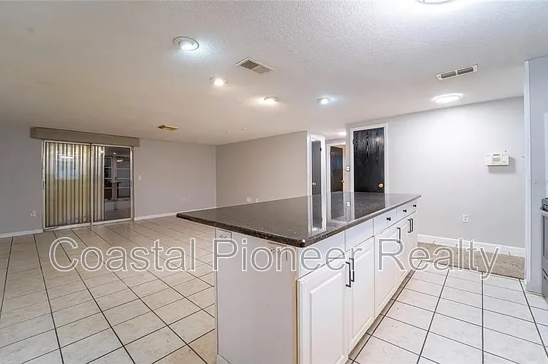 7713 Heather St — Photo 7