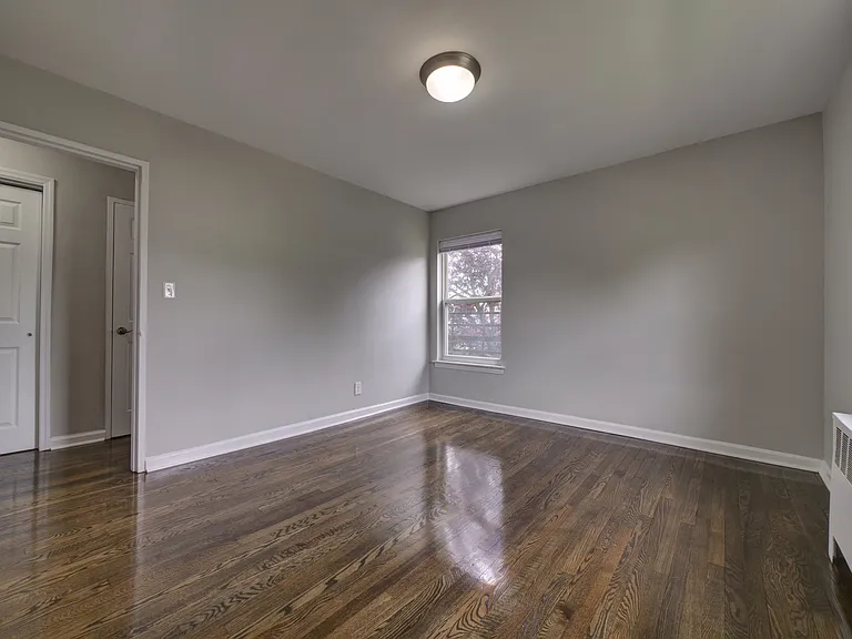 Windsor Apartments — Photo 16