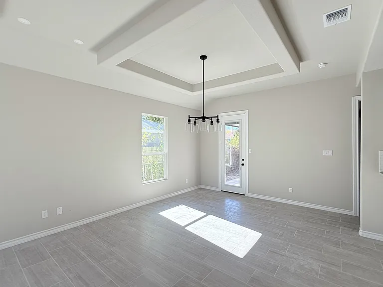 411 Moselle Ave — Photo 10