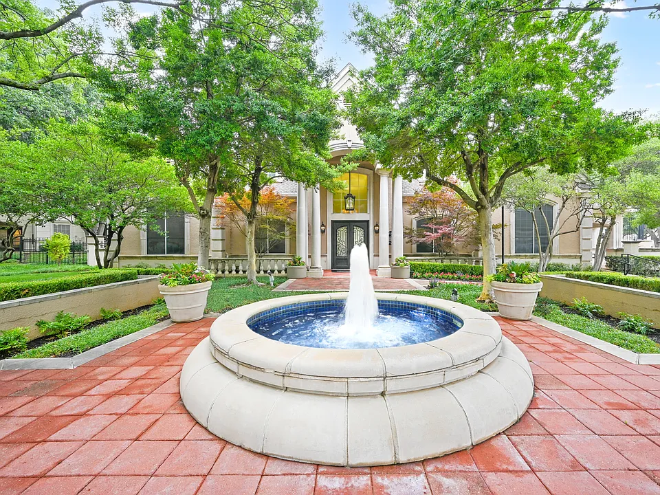 St Moritz Apartments in Dallas, Texas