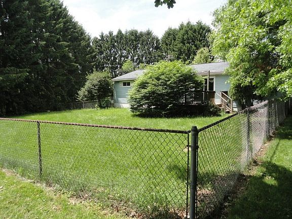 3rd image of 121 N Ridge Dr