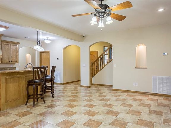 4th image of 819 Sinatra Dr